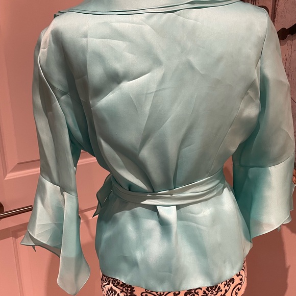 Seafoam colored silk blouse with frilly collar and sleeves. - Picture 2 of 12